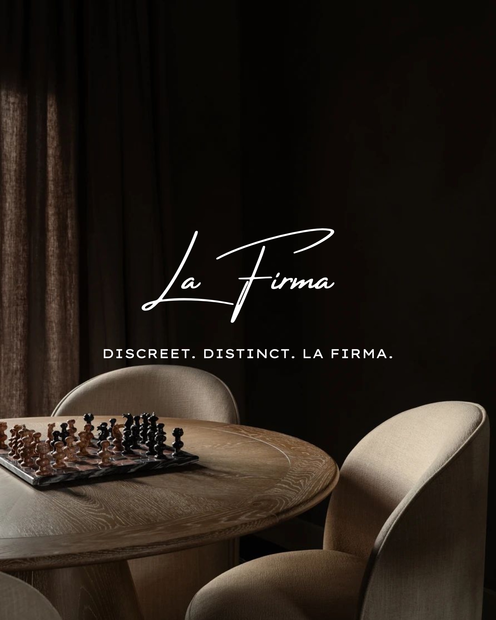 Discreet, distinct: the signature over a quiet interior