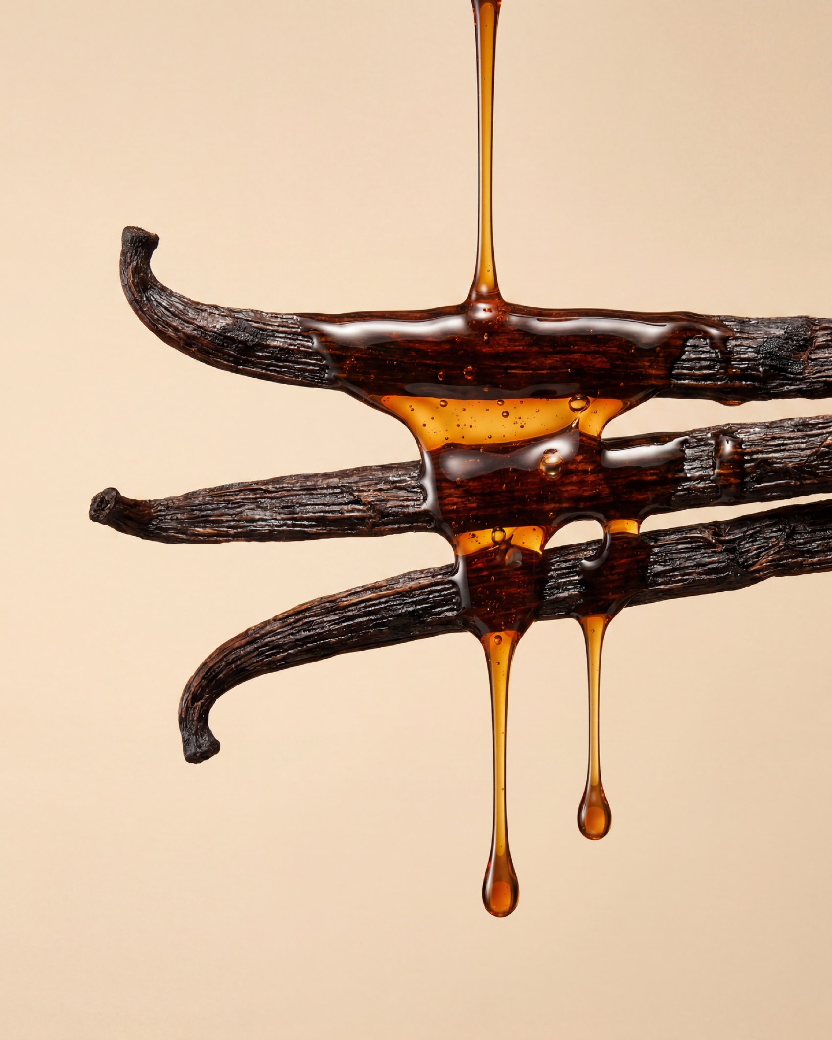 Vanilla pods with resin drawn between them in strands
